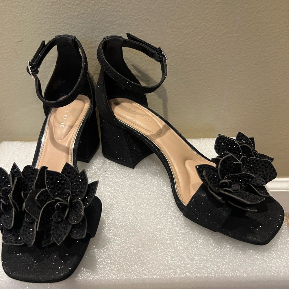 Elegant Black Women's Heels with Floral Design